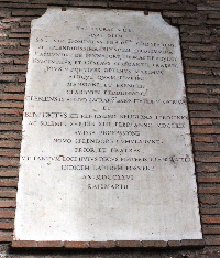 Via_di_S_Sabina-Chiesa_di_S_Sabina-Portico-Lapide_restauro_Clemente_IX-Benedetto_XIII-1726
