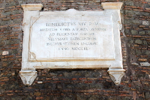 Porta_San_Paolo-Lapide di Benedetto_XIV