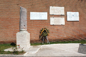 Porta_San_Paolo-Monumento_ai_caduti-1943