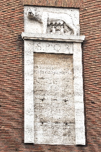 Via_del_Teatro_Marcello-Anagrafe (2)