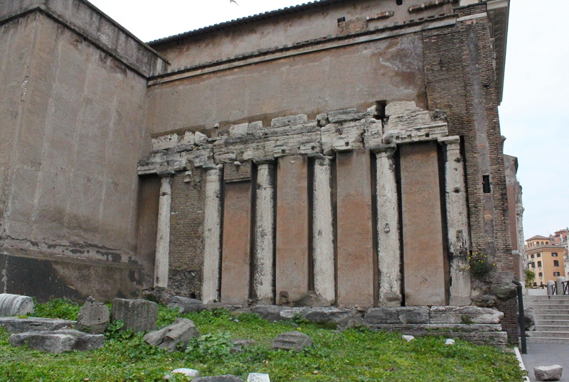 Via_del_Teatro_Marcello-Chiesa_di-S_Nicola_in_Carcere-Tempio_della_Speranza (10)