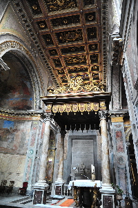 Via_del_Teatro_Marcello-Chiesa_di_S_Nicola_in_Carcere-Altare_maggiore