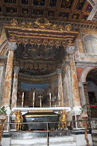 Via_del_Teatro_Marcello-Chiesa_di_S_Nicola_in_Carcere-Altare_maggiore (3)
