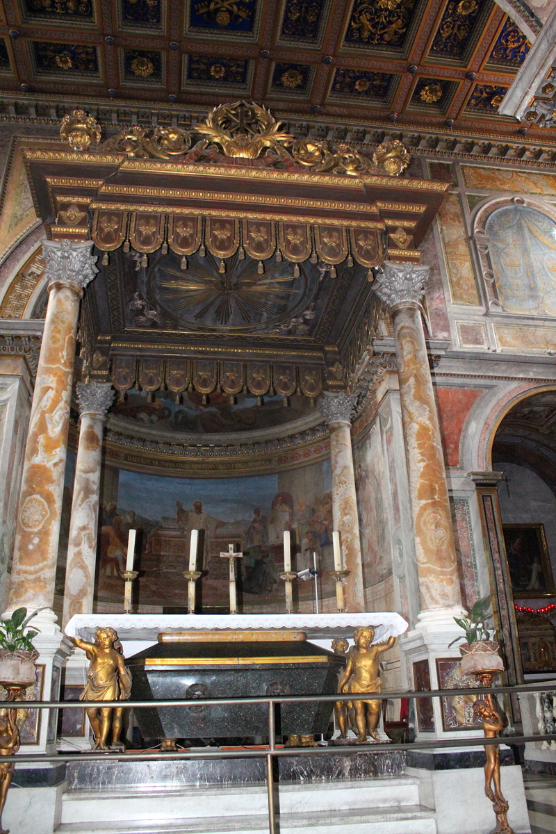 Via_del_Teatro_Marcello-Chiesa_di_S_Nicola_in_Carcere-Altare_maggiore (3)