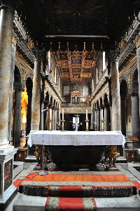Via_del_Teatro_Marcello-Chiesa_di_S_Nicola_in_Carcere-Atare_maggiore_dal_Presbiterio