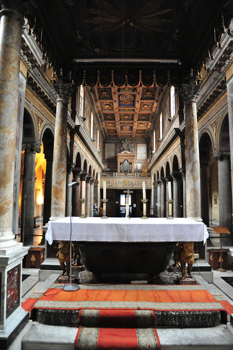 Via_del_Teatro_Marcello-Chiesa_di_S_Nicola_in_Carcere-Atare_maggiore_dal_Presbiterio