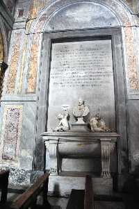 Via_del_Teatro_Marcello-Chiesa_di_S_Nicola_in_Carcere-Lapide_Card_Giovanni_Battista_Rezzonico-1783 (3)