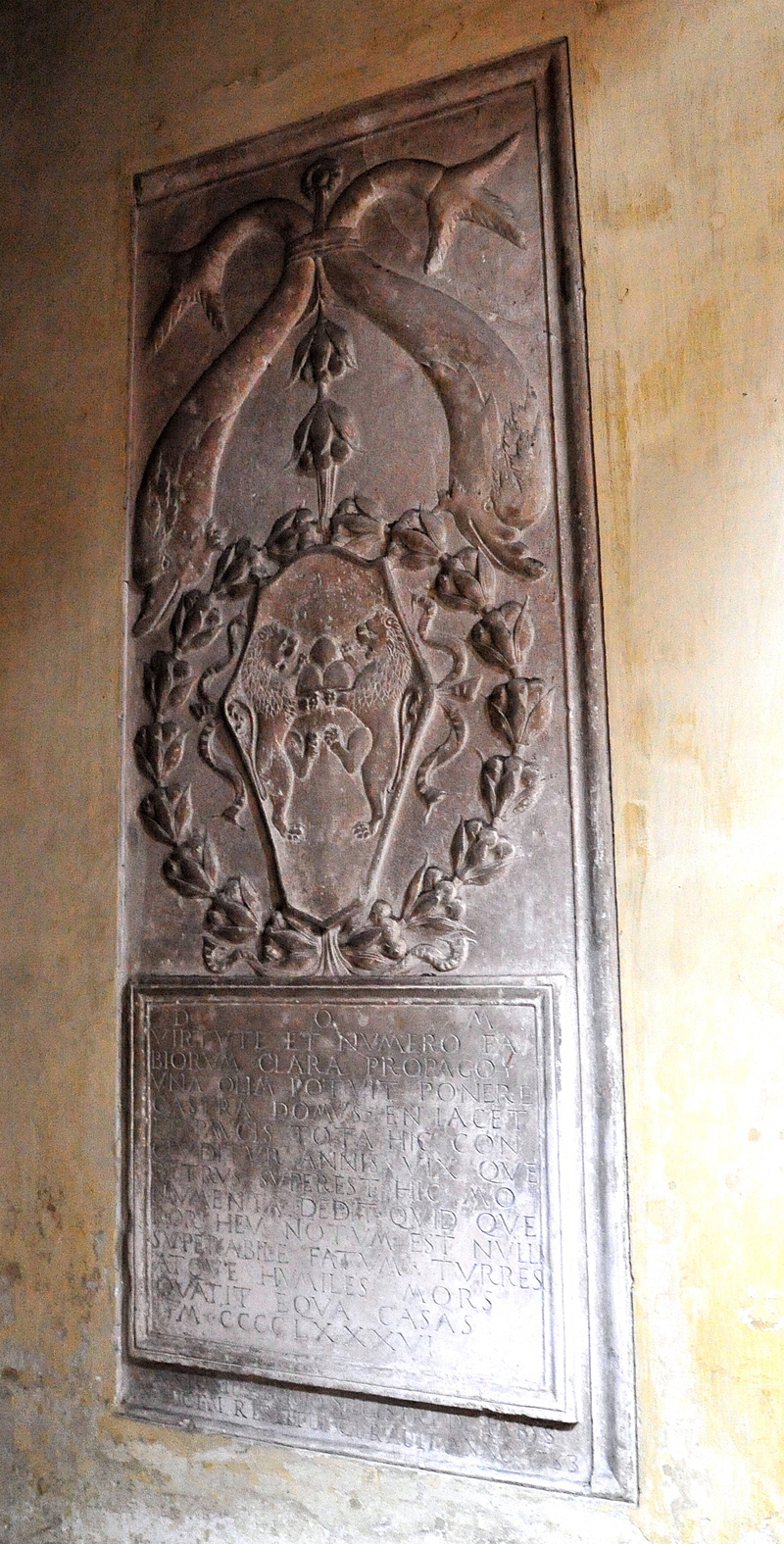 Via_del_Teatro_Marcello-Chiesa_di_S_Nicola_in_Carcere-Lapide_Famiglia_Fabi-1486