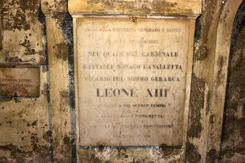Via_del_Teatro_Marcello-Chiesa_di_S_Nicola_in_Carcere-Lapide_Leone_XIII-1883