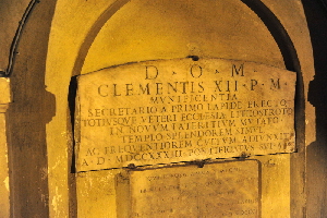 Via_del_Teatro_Marcello-Chiesa_di_S_Nicola_in_Carcere-Lapide_restauri_Clemente_XII-1733