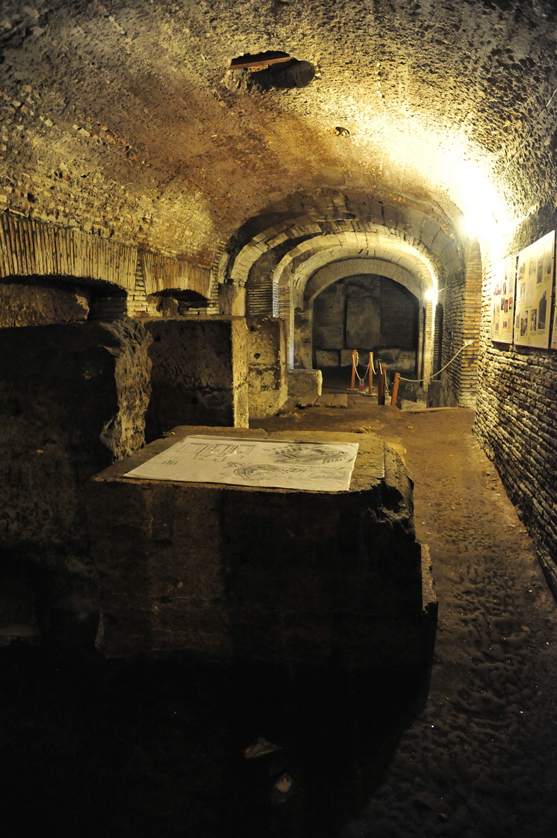 Via_del_Teatro_Marcello-Chiesa_di_S_Nicola_in_Carcere-Livello_templi