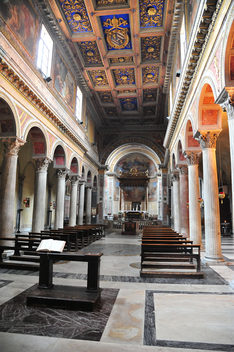 Via_del_Teatro_Marcello-Chiesa_di_S_Nicola_in_Carcere-Navata_centrale