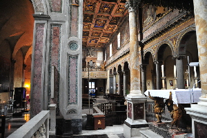 Via_del_Teatro_Marcello-Chiesa_di_S_Nicola_in_Carcere-Navata_centrale_dall'abside