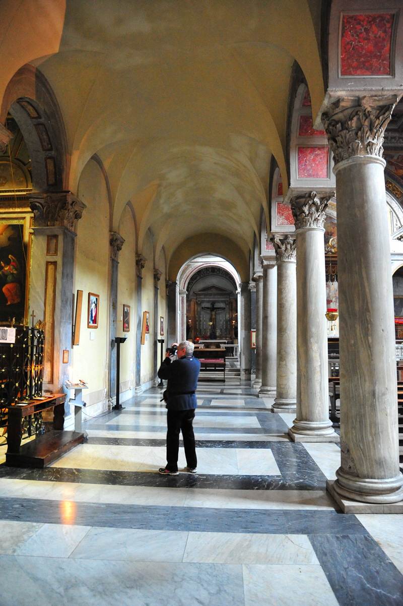 Via_del_Teatro_Marcello-Chiesa_di_S_Nicola_in_Carcere-Navata_sinistra