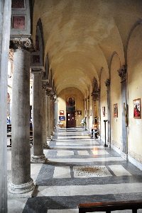 Via_del_Teatro_Marcello-Chiesa_di_S_Nicola_in_Carcere-Navata_sinistra_verso_uscita