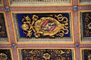 Via_del_Teatro_Marcello-Chiesa_di_S_Nicola_in_Carcere-Soffitto-Stemma_Pio_IX