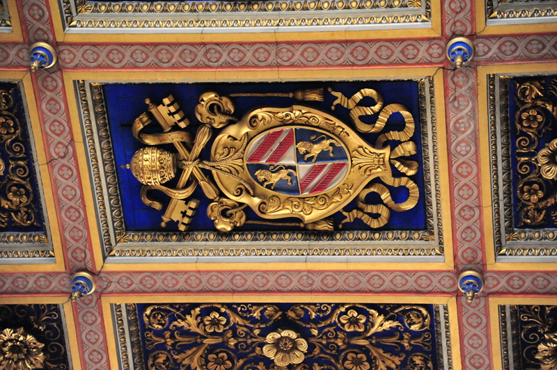 Via_del_Teatro_Marcello-Chiesa_di_S_Nicola_in_Carcere-Soffitto-Stemma_Pio_IX
