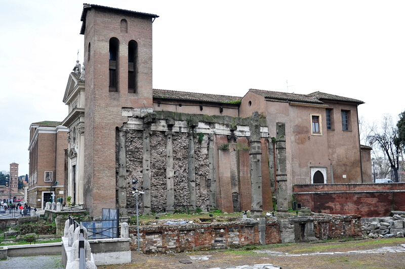 Via_del_Teatro_Marcello-Chiesa_di_S_Nicola_in_Carcere-Tempio_di_Giano (2)