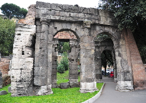 Via_del_Teatro_Marcello-Porta_Carmentalis (5)