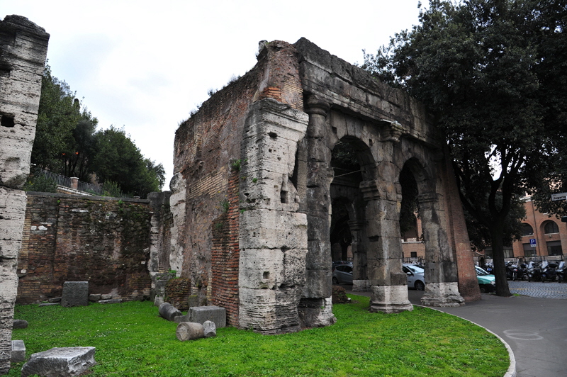 Via_del_Teatro_Marcello-Porta_Carmentalis (6)