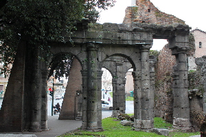 Via_del_Teatro_Marcello-Porta_Carmentalis (7)