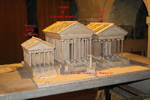 Via_del_Teatro_di_Marcello-Maquette_dei_tre_templi-Speranza-Giunone_Sospita-Giano (2)