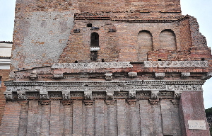 Via_di_Porta_Leone-Casa_dei_Crescenzi (2)