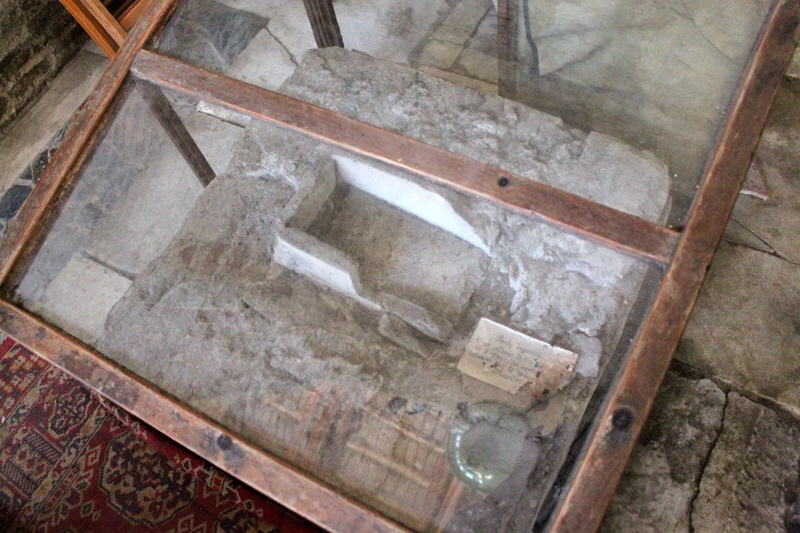 Via_di_S_Balbina-Chiesa_di_S_Balbina-Antico_altare_con_reliquiario-XVII_sec