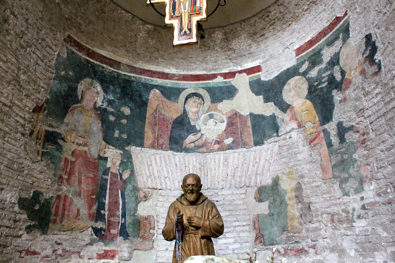 Via_di_S_Balbina-Chiesa_di_S_Balbina-Cappella_di_Padre_Pio