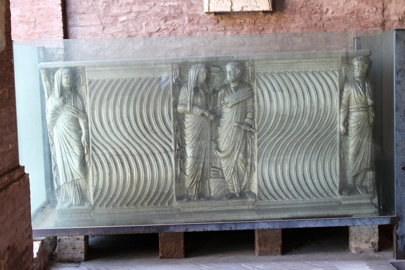 Via_di_San_Saba-Chiesa_di_San_Saba-Portico-Sarcofago_Nuziale (3)