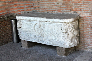 Via_di_San_Saba-Chiesa_di_San_Saba-Portico-Sarcofago (3)