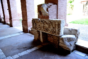 Via_di_San_Saba-Chiesa_di_San_Saba-Portico-Trabeazioni_antiche