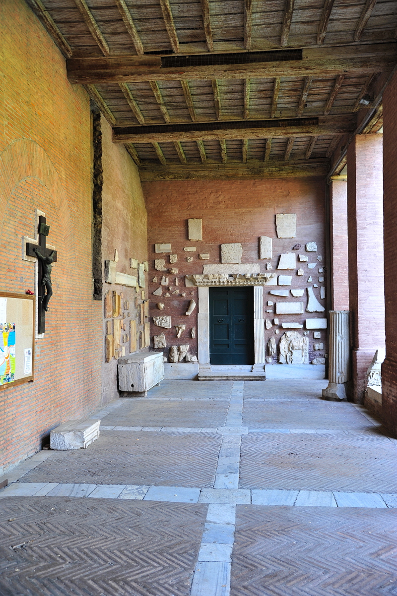 Via_di_San_Saba-Chiesa_di_San_Saba-Portico-Trabeazioni_antiche (2)