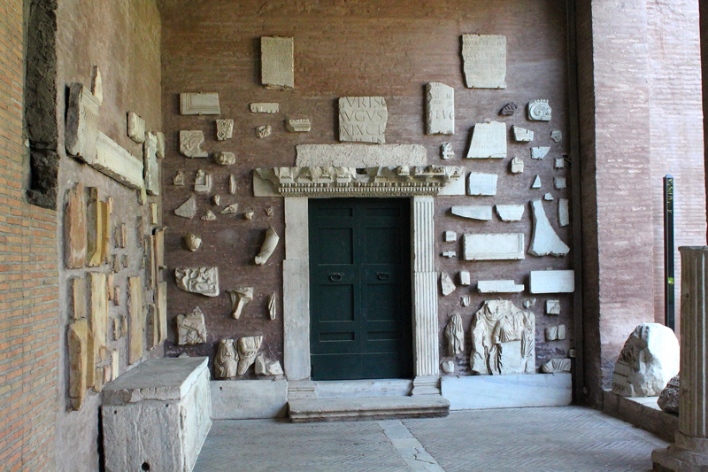 Via_di_San_Saba-Chiesa_di_San_Saba-Portico-Trabeazioni_antiche (5)