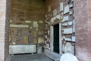 Via_di_San_Saba-Chiesa_di_San_Saba-Portico-Trabeazioni_antiche (6)