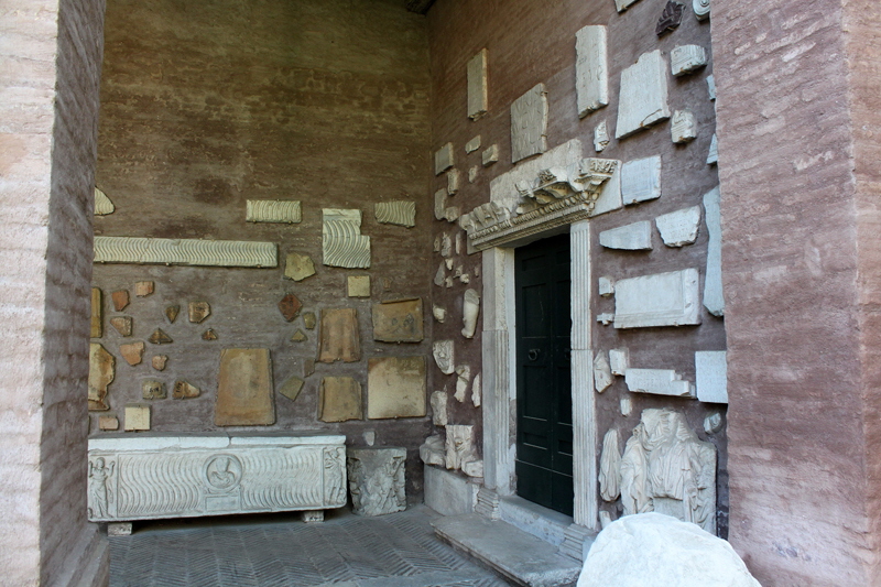 Via_di_San_Saba-Chiesa_di_San_Saba-Portico-Trabeazioni_antiche (6)