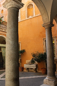 Piazza_Paganica-Palazzo_di_Giacomo_Mattei_di_Pietro_al_n_4-Cortile
