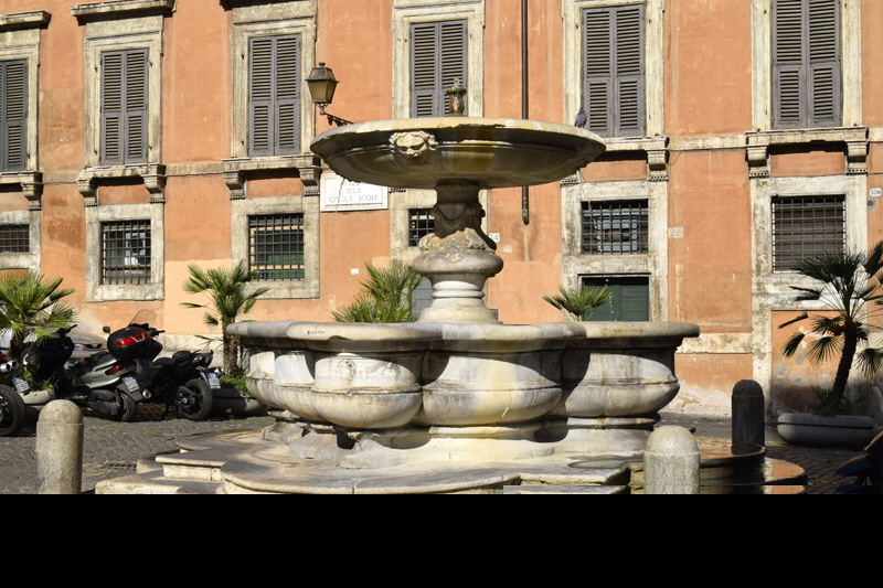 Piazza_delle_cinque_Scole-Fontana