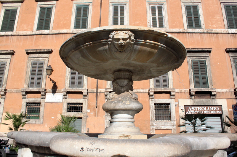 Piazza_delle_cinque_Scole-Fontana (11)
