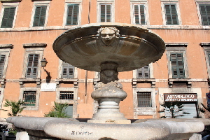 Piazza_delle_cinque_Scole-Fontana (11)