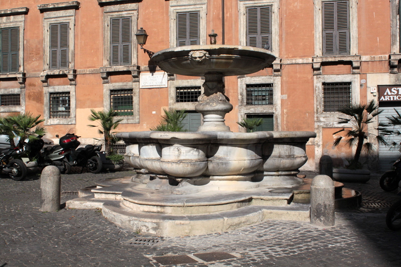 Piazza_delle_cinque_Scole-Fontana (9)