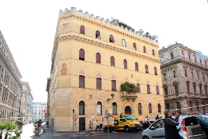 Piazza_delle_cinque_Scole-Palazzo_al_n_37