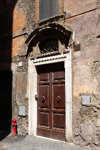Via_dei_Delfini-Palazzo_al_n_14-Ingresso