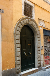Via_dei_Falegnami-Palazzo_XV_sec_al_n_73-Portone