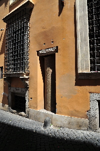 Via_dei_Funari-Fianco_del_Palazzo_Clementi-Colonna