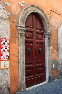 Via_dei_Funari-Palazzo_al_n_24-Portone