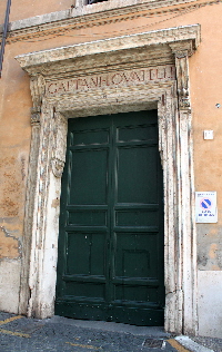 Via_della_Tribuna_di_Campitelli-Palazzo_Caetali_Lovatelli_al_n_16-Ingresso_Passaggio (2)