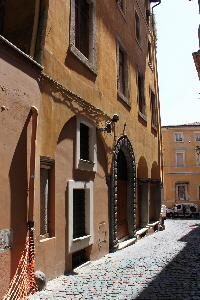 Via_della_Tribuna_di_Campitelli-Palazzo_con_Portico_al_n_23