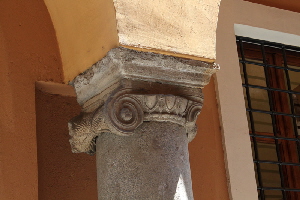 Via_della_Tribuna_di_Campitelli-Palazzo_con_Portico_al_n_23 (4)