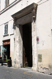 Piazza_Mattei-Palazzo_di_Giacomo_Mattei_di_Pietro_al_n_17-Ingresso (2)